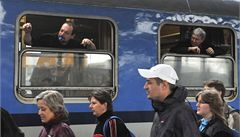 Zvlátní vlak o 15 vagonech veze odboráe z Moravy a Slezska na protivládní demonstraci do Prahy 