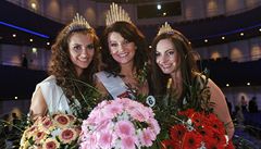 Miss Academia 2012 se stala Veronika Koíková (uprosted), vlevo je první vicemiss Lucie Klukavá, vpravo druhá vicemiss Elizabeth Drobotová.