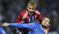 Slovan Liberec - Viktoria �i�kov. Michael Rabu�ic (vpravo) z Liberce a Kaarel Kiidron ze �i�kova