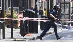 Policista u budovy, ve které hrozí mu�, �e se vyhodí do pov�t�í