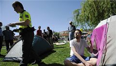 Stanovat cht�jí nejmén� dva týdny