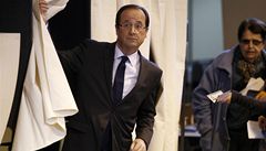 Francois Hollande ve volební místnosti