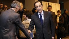 Francois Hollande hází sv�j lístek do volební urny.