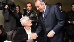 Francois Bayrou podává ruku mu�i, který práv� odevzdal sv�j hlas.