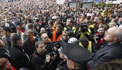 Dav demonstrantů před budovou radnice. | na serveru Lidovky.cz | aktuální zprávy