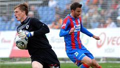 Hradecký branká� Ji�í Lindr a úto�ník Plzn� Marek Bako�