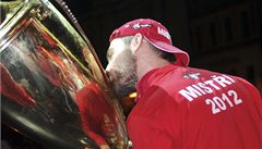 Pardubice slavily extraligový titul. Robert Kousal s pohárem.