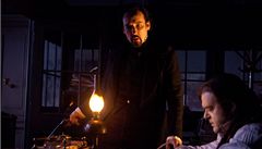 Edgar Allan Poe (John Cusack) se vydává po stop� vra�dy