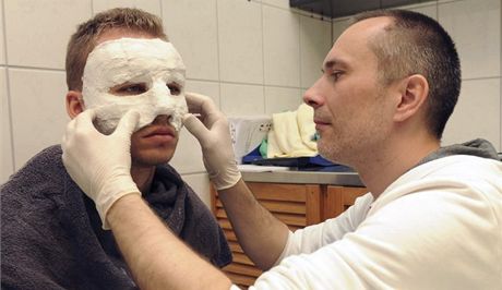 Fotbalista Michal Kadlec z Leverkusenu asistoval na klinice v Kolín nad Rýnem u výroby speciální ochranné karbonové masky po operaci nosu zlomeném po útoku tamních fanouk