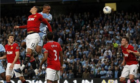 Stoper Manchesteru City Vincent Kompany (v modrém) rozhoduje gólem hlavou mstské derby proti Manchesteru United 