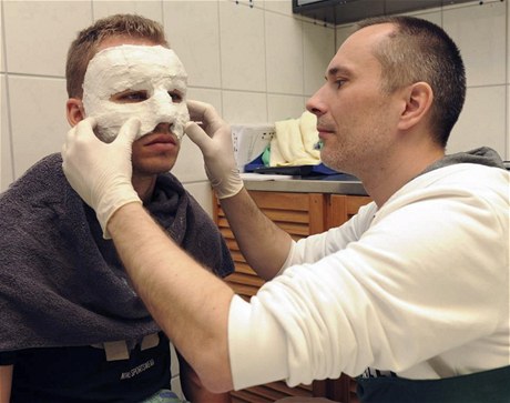 Fotbalista Michal Kadlec z Leverkusenu asistoval na klinice v Kolíně nad Rýnem u výroby speciální ochranné karbonové masky po operaci nosu zlomeném po útoku tamních fanoušků