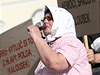 Vinai ze Svobodné republiky Kraví hora pijeli 30. dubna 2012 na námsti Svobody protestovat proti pipravované dani z vina.