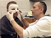 Fotbalista Michal Kadlec z Leverkusenu asistoval na klinice v Kolín nad Rýnem u výroby speciální ochranné karbonové masky po operaci nosu zlomeném po útoku tamních fanouk