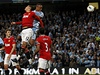 Stoper Manchesteru City Vincent Kompany (v modrém) rozhoduje gólem hlavou mstské derby proti Manchesteru United 