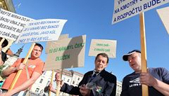 Vinai ze Svobodné republiky Kraví hora pijeli 30. dubna 2012 na námsti Svobody protestovat proti pipravované dani z vina.