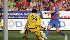 Viktoria Plze� - Slavia Praha. Marek Bako� z Plzn� (vpravo) a branká� Slavie Kamil �ontofalský