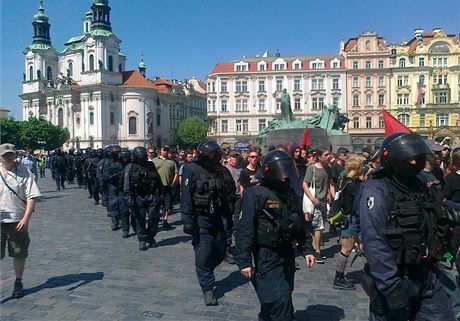 Prvod anarchist prochází pes Staromstské námstí.