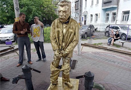 Skupina umlc vystavila ve Lvov sochu moícího Stalina