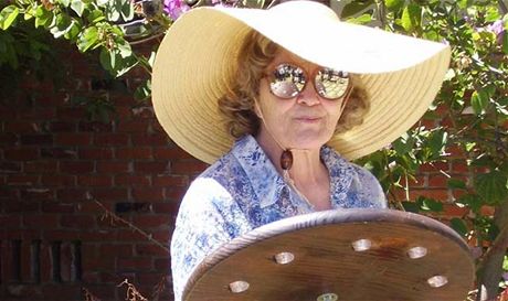 92letá Sharlotte Hydorn, která vyrábla sebevraedné sady