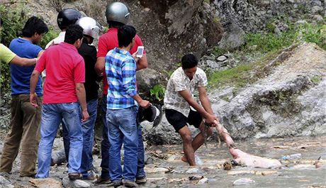 Záplavy v Nepálu si vyádaly a 60 obtí na ivotech.
