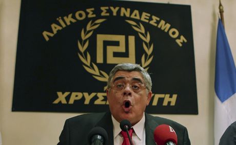 éf Zlatého úsvitu Nikolaos Mihaloliakos na povolební tiskové konferenci.