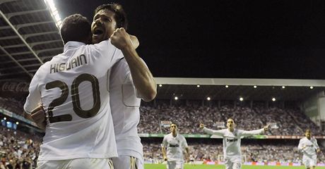 Fotbalisté Realu Madrid Gonzalo Higuaín a Xabi Alonso slaví
