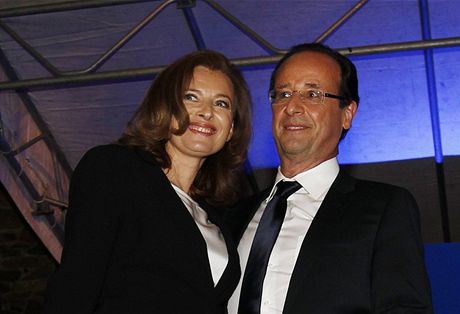 Vítzný Hollande s partnerkou Valérií Trierweilerovou.