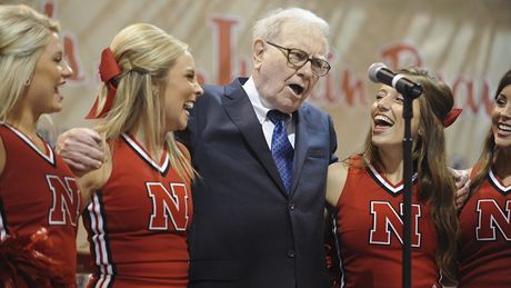 Warren Buffet v obklopení mladých sleen.