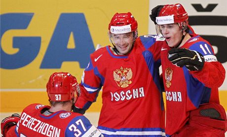 Hokejisté Ruska oslavují branku