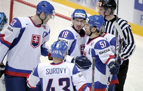 Hokejisté slovenska oslavují branku