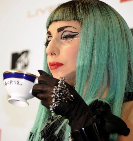 Lady Gaga s čajovým šálkem