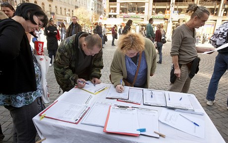 Podepisování petice. Ilustraní foto