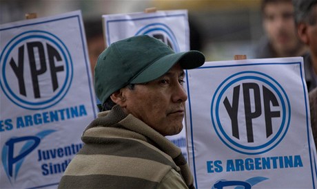 Argentinský parlament schválil zestátnní ropné firmy YPF. 