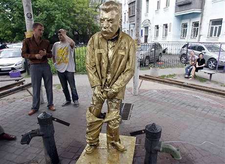 Skupina umělců vystavila ve Lvově sochu močícího Stalina