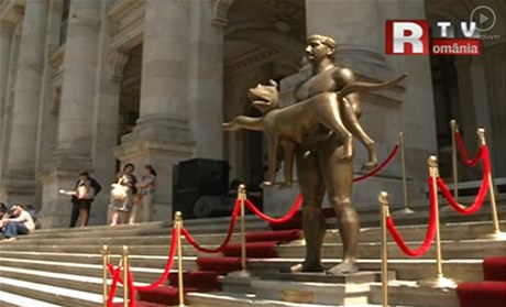 Socha nahého císaře Trajána v Bukurešti vyvolala rozpaky, je prý odporná.