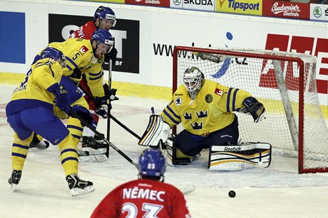 R - védsko. Zleva védtí hrái Niklas Persson a Daniel Fernholm u brankáe Jhonase Enrotha, vzadu eský hrá Jií Novotný, v popedí Ondej Nmec