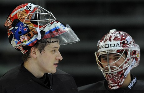 Brankái (zleva) Jakub tpánek a Jakub Ková na tréninku eské hokejové reprezentace