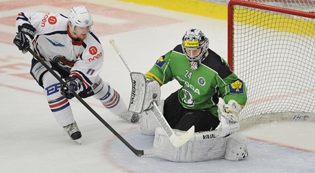 Sedmý zápas baráe o hokejovou extraligu Mladá Boleslav - Piráti Chomutov. Branká Boleslavi Jaroslav Hübl a Karel Hromas z Chomutova