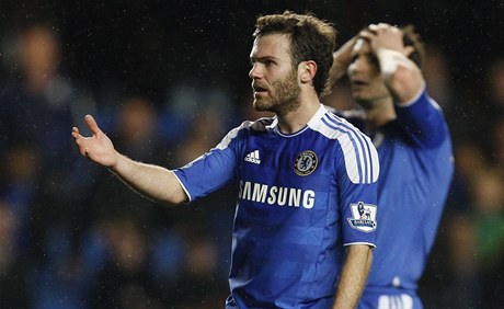 Zklamaní fotbalisté Chelsea Juan Mata (vlevo) a Frank Lampard