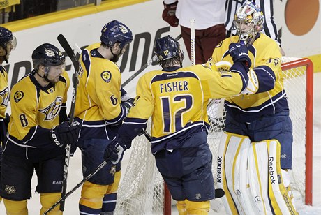 Radost hokejist Nashvillu Predators, zprava branká Pekka Rinne, Mike Fisher, Shea Weber a Kevin Klein