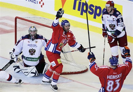 eský hokejista Petr Nedvd (uprosted) slaví gól do sít ruského brankáe Konstantina Barulina, vpravo jsou Ilja Nikulin a Ale Hemský