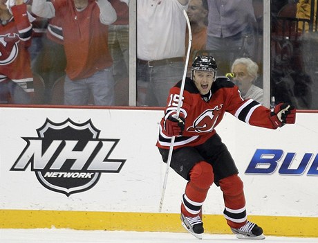 Český hokejista New Jersey Devils Petr Sýkora se raduje z gólu