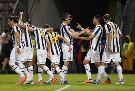 Fotbalisté Juventusu Turín se radují ze zisku titulu v italské lize