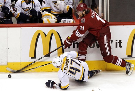 eský hokejista Phoenixu Coyotes Martin Hanzal (vpravo) a Alexander Radulov z Nashvillu Predators 