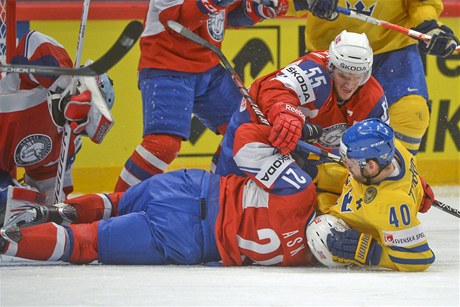 Zápas védsko - Norsko. Domácí Henrik Zetterberg v obleení Nor Mortena Aska (vlevo) a Ole-Kristiana Tollefsena