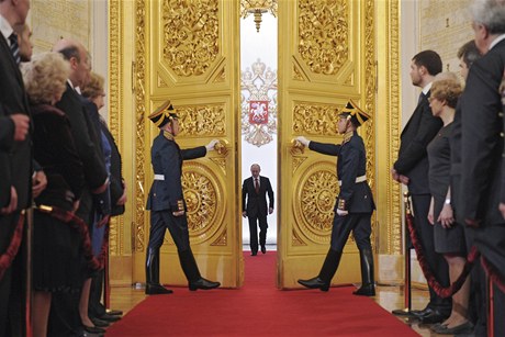 Otevte dvee, pichází prezident. Vladimir Putin prochází Kremlem.