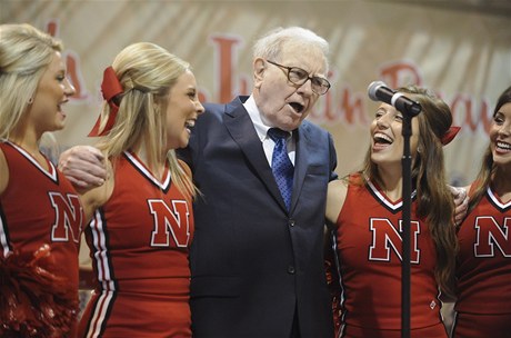Warren Buffet v obklopení mladých slečen.