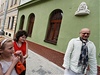 Michal Blaek ped bustou na dom, kde bývala Magorova oblíbená hospoda. 