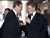 Princ Harry se zdraví s Frederickem Kempe, prezidentem organizace Atlantic Council