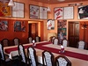 Interiér restaurace U Rau vyzdobený hokejovými trofejemi a obrazy Karla Gotta bývá asto plný.